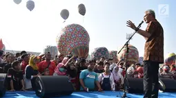 Gubernur Jawa Tengah Ganjar Pranowo memberi sambutan saat membuka Java Balon Festival di Stadion Hoegeng, Pekalongan, Jawa Tengah, Rabu (12/06/2019). Sebanyak 105 bersaing untuk memperebutkan hadiah total Rp 70 juta. (Liputan6.com/Gholib)