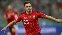 Swiss kembali memperlebar keunggulan menjadi 3-1 melalui gol gelandang Xherdan Shaqiri pada menit ke-68 yang sukses menaklukkan kiper Ugurcan Cakir setelah meneruskan umpan Steven Zuber. Hingga pertandingan usai skor 3-1 tetap bertahan. (Foto: AP/Pool/Ozan Kose)