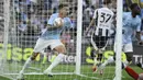 Pemain Lazio, Matias Vecino (kiri) merayakan gol penyeimbang 1-1 ke gawang Juventus dalam laga lanjutan Liga Italia 2024/2025 di Olympic Stadium, Roma, Italia, Sabtu (10/05/2025) waktu setempat. (AP Photo/LaPresse/Fabrizio Corradetti)