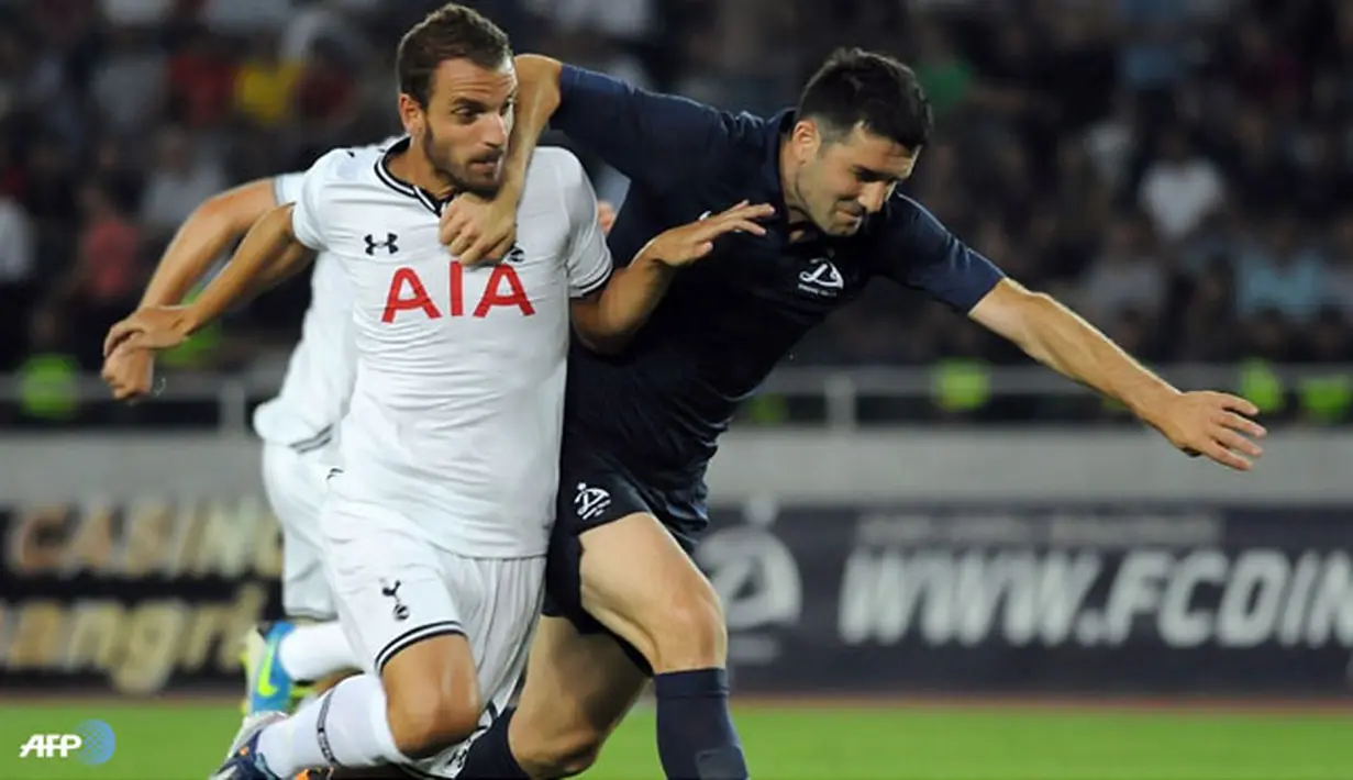 Duel perebutan bola anatar Givi Kvaratskhelia dengan Roberto Saldado pada pertandingan Play-Off Liga Eropa pada pertandingan Play-Off Liga Eropa antara Dinamo Tbilisi melawan Totenham Hotspur di Stadion Boris Paichadzis Erovnuli, Georgia Kamis (22/08/2013