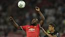 Bintang Manchester United, Romelu Lukaku (kiiri) menjadi salah satu kandidat top scorer Premier League 2017-2018, musim 2016-2017 bersama Everton Lukaku tampil 37 kali dengan mencetak 25 gol. (AP/Thanassis Stavrakis)