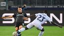 Bek Real Madrid, Ferland Mendy berusaha merebut bola dari pemain Borussia Monchengladbach, Stefan Lainer pada pertandingan grup B Liga Champions di  Borussia Park, Jerman, Selasa (27/10/2020). Madrid bermain imbang 2-2 atas Monchengladbach. (AFP Photo/Ina Fassbender)