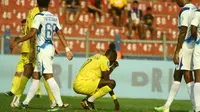 Striker Persik, Flavio Silva, tampak kecewa tak mampir tampil maksimal saat ditahan PSIS 1-1 di Stadion Brawijaya Kota Kediri, Jumat (25/8/2023). (Bola.com/Gatot Sumitro)