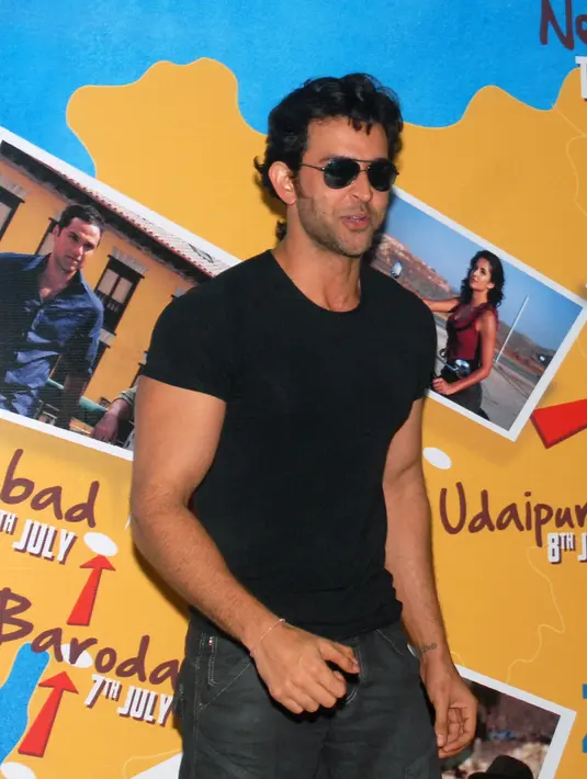 Melalui akun Twitter miliknya, aktor yang terkenal membintangi film lawas "Kabhi Khushi Kabhie Gham" ini berinteraksi dengan para penggemarnya. (Bintang/EPA)