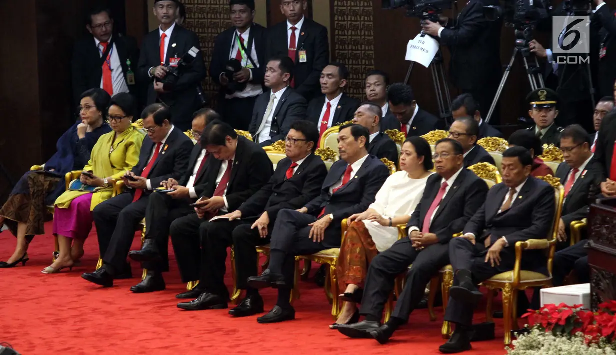 Sejumlah pejabat tinggi negara saat mengikuti Sidang Tahunan MPR, DPR dan DPD di Kompleks Parlemen, Senayan, Jakarta, Kamis, (16/8). Tema sidang tahunan kali ini Bhinneka Tunggal Ika. (Liputan6.com/Johan Tallo)