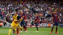 Ekspresi kegembiraan Diego Godin (Atletico Madrid-kiri) usai mencetak gol ke gawang Barcelona dalam laga terakhir La Liga musim 2013-2014 di stadion Camp Nou, Barcelona, (18/5/2014). (REUTERS/Marcelo del Pozo)