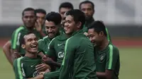 Pemain Timnas Indonesia, Riko Simanjuntak, tertawa saat latihan di Stadion Madya, Jakarta, Senin (21/3). Latihan ini persiapan jelang laga persahabatan melawan Myanmar. (Bola.com/M. Iqbal Ichsan)