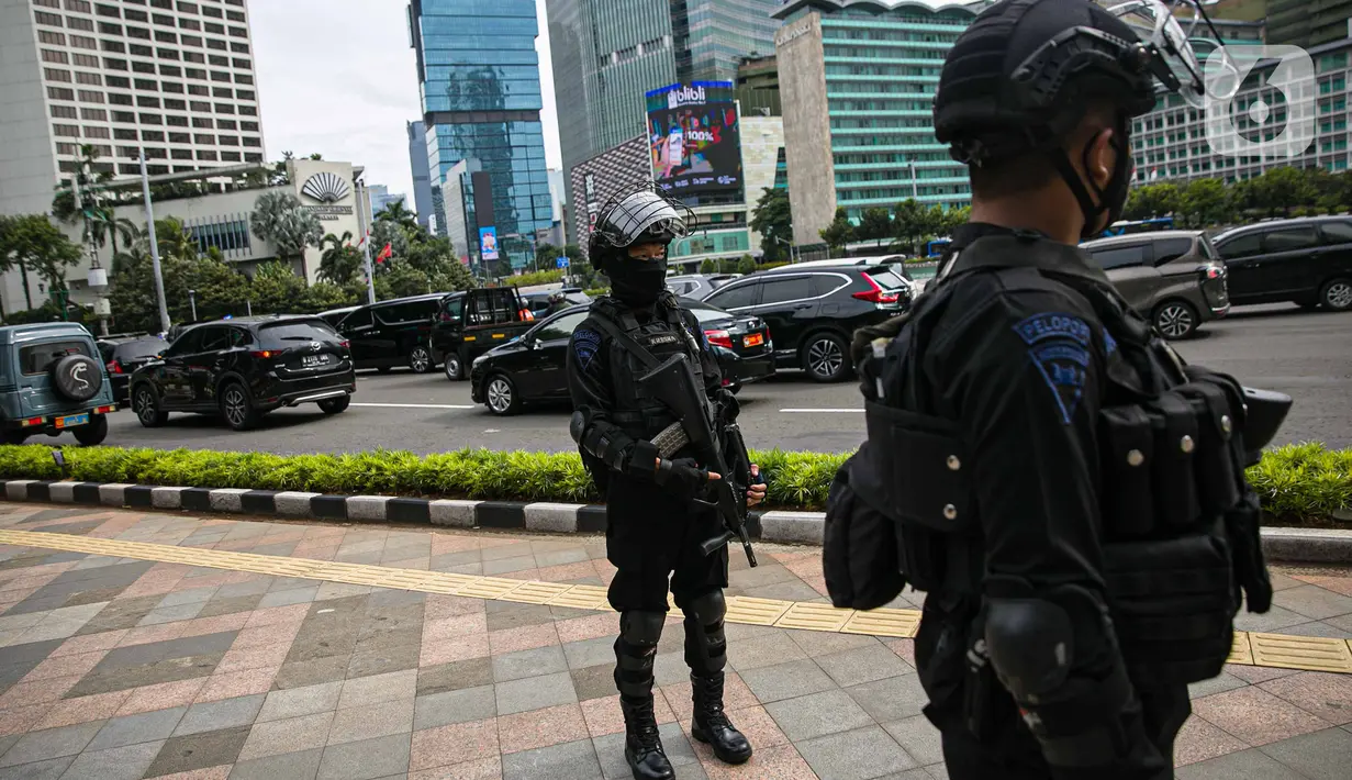 Sejumlah anggota satuan Brimob bersiaga di kawasan Bundaran HI, Jakarta, Kamis (1/4/2021). Pasca penyerangan yang terjadi di Mabes Polri, aparat kepolisian memperketat penjagaan dan pengamanan di ruang publik ibu kota. (Liputan6.com/Faizal Fanani)
