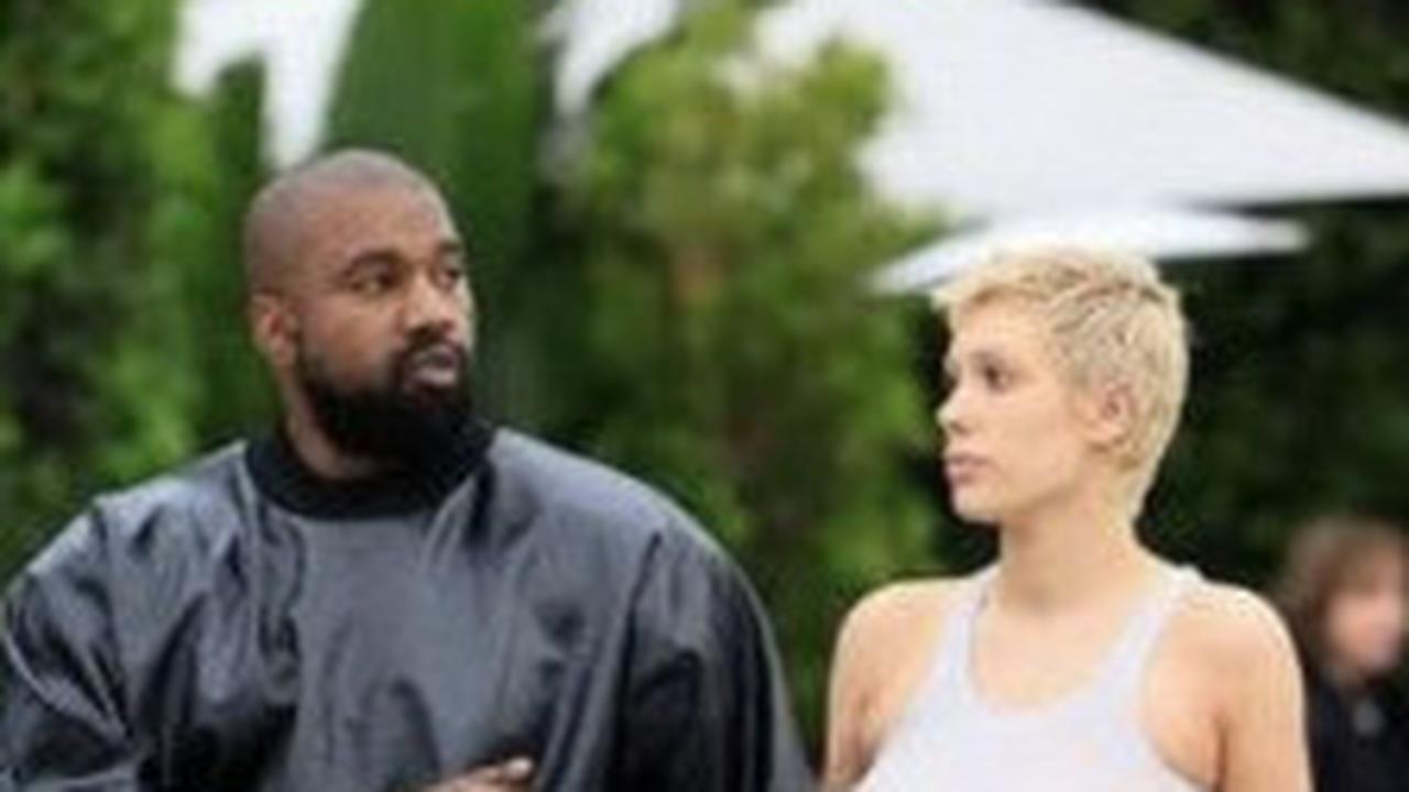 Profil Bianca Censori di Grammy 2025 Bikin Heboh Karena Tanpa Busana, Kanye West Malah Santai