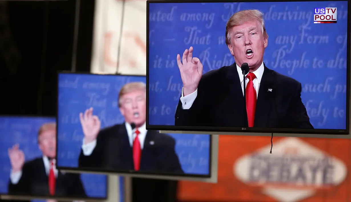 Layar televisi menampilkan gambar capres AS dari Partai Republik, Donald Trump dari ruang media University of Nevada, Las Vegas, ketika perhelatan debat ketiga dan terakhir capres AS di, Rabu (19/10). (REUTERS/Jim Urquhart)