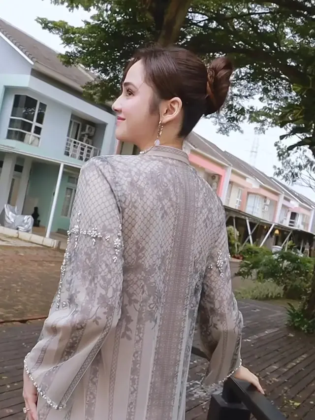 Gaya rambut Syifa Hadju Tampil dengan Busana Muslim. [@javina_official]