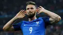 Penyerang Prancis, Oliver Giroud melakukan selebrasi usai mencetak gol kegawang Islandia pada perempat final Piala Eropa di Stade Velodrome, Perancis, (3/7). Prancis melaju ke Semifinal usai menang atas Islandia dengan skor 5-2. (REUTERS/Carl Recine)