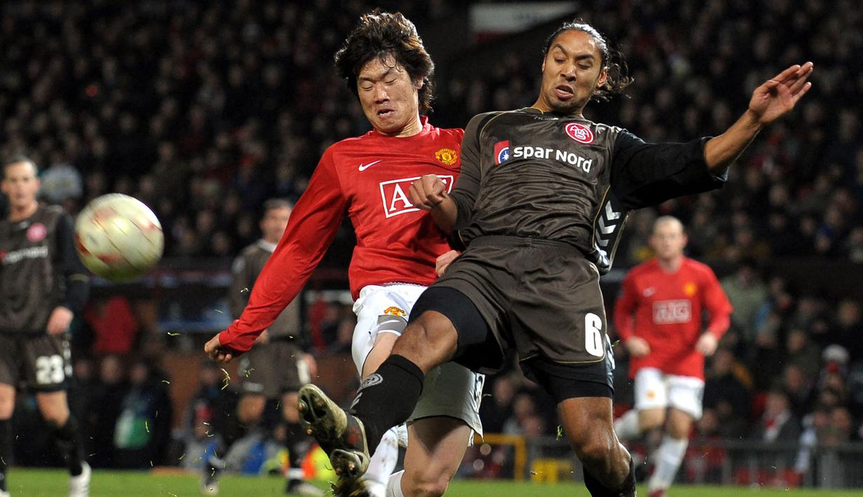 Aalborg menjadi klub Denmark ketiga yang dihadapi Manchester United sepanjang sejarah kompetisi antar-klub Eropa. Dua kali bertemu di fase Grup E Liga Champions musim 2008/2009, MU mencatat hasil sekali menang dan sekali imbang. Saat menjadi tamu pada matchday ke-2 (30/9/2008) MU menang dengan skor 3-0, sementara saat menjadi tuan rumah pada matchday ke-6 (10/12/2008) Park Ji-sung dkk ditahan imbang Aalborg 2-2. (AFP/Andrew Yates)