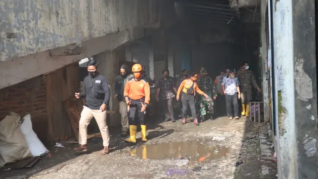 Bupati Banjarnegara, Budhi Sarwono bersama Forkopimda meninjau Pasar Sayur Banjarnegara yang terbakar. (Foto: Liputan6.com/Humas Pemkab BNA)