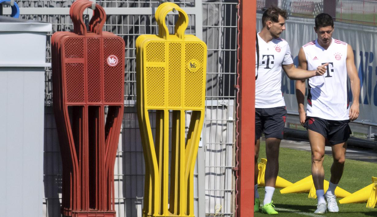 Penyerang Polandia berusia 33 tahun itu akan meninggalkan Bayern Munchen yang telah ia perkuat selama delapan musim dengan segudang prestasi salah satunya adalah ketikan menyabet Treble Winners di tahun 2020. Lewandowski telah mengemas lebih dari 340 gol, dan memenangi total 19 trofi untuk Die Rotten. (AP/dpa/Sven Hoppe)