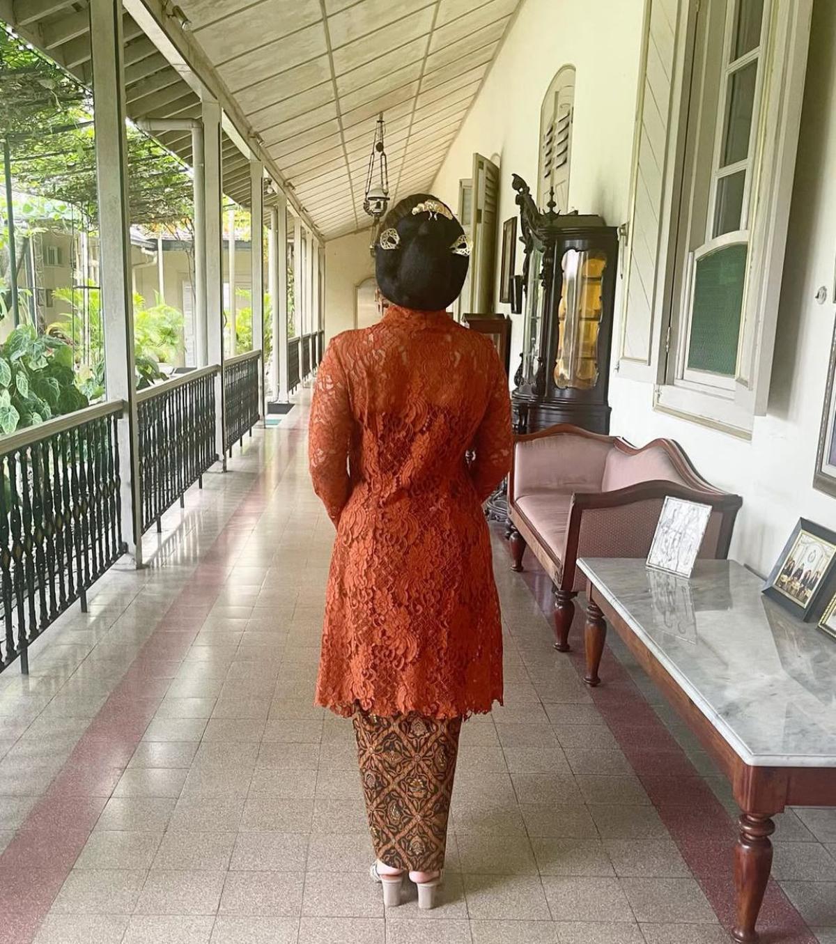 5 Potret Sherina Munaf Pakai Kebaya Hadiri Jumenengan Mangkunegara X, Makna di Balik Kehadirannya