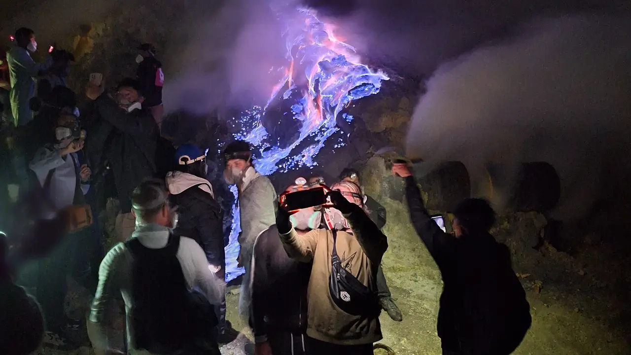 Wisatawan menimati pesona api biru atau blue fire di kawasan TWA Kawah Ijen Banyuwangi (Istimewa)