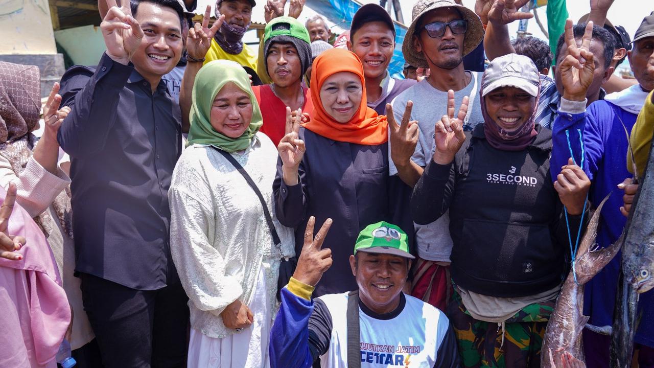 Survei Poltracking Pilkada Jatim: Khofifah-Emil Unggul 67,5%, Risma-Gus Hans 24,6%