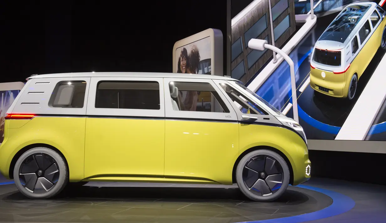 Bagian samping Mobil Volkswagen I.D. Buzz saat dipamerkan di North American International Auto Show (NAIAS) di Detroit, Michigan, AS, (9/1). Mobil bertenaga listirk ini memiliki bentuk layaknya mobil terdahulunya, Volkswagen Combi. (AFP Photo/Saul Loeb)