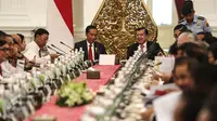 Presiden Joko Widodo dan wakil presiden Jusuf Kalla memimpin sidang kabinet paripurna di Istana Merdeka,Jakarta, (27/7). Sidang membahas Pembahasan Pagu Anggaran dan RAPBN tahun 2017 serta arahan Presiden. (Liputan6.com/Faizal Fanani)