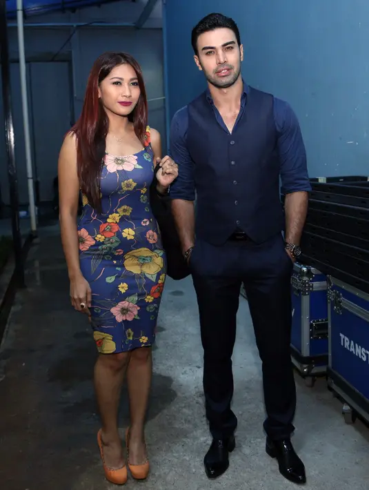 Setelah sempat dicerai melalui pesan singkat, Tata Janeeta kembali akrab dengan mantan suaminya, Mehdi Zati. Bahkan, Tata mantab rujuk membina rumah tangga secara resmi dengan pria asal Iran tersebut. (Deki Prayoga/Bintang.com)