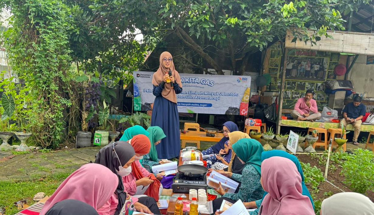 Suasana pelatihan pengolahan limbah minyak jelantah di Bank Sampah Azalea, Bogor, yang digelar oleh BRI melalui program CSR BRI Peduli – Yok Kita Gas. Kegiatan ini melibatkan ibu-ibu PKK Kelurahan Babakan serta pengurus bank sampah setempat. (Adv/BRI Peduli)