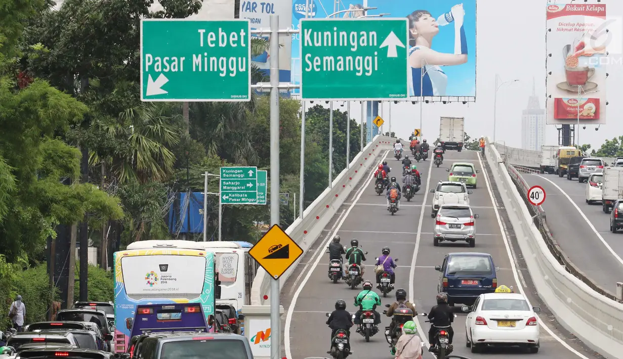 Sejumlah kendaraan mlintas di Fly over Pancoran, Jakarta, Selasa (16/1). Flyover Pancoran dinilai mampu mengurangi kemacetan lalu lintas di perempatan Pancoran hingga 50 persen. (Liputan6.com/Angga Yuniar)