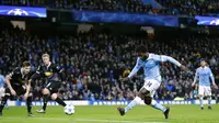 Striker Manchester City Wilfried Bony jebol gawang Monchengladbach (Reuters/Liputan6.com)