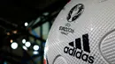 Bola resmi gelaran Piala Eropa 2016 di Prancis ditampilkan saat acara  rapat tahunan Adidas di kota Bavarian, Nuremberg , Jerman , 12 Mei 2016. Bola yang dinamakan Beau Jeu ini keluaran Adidas untuk Piala Eropa 2016. (REUTERS / Michaela Rehle)