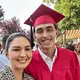 Lionel Sinathrya atau yang akrab disapa Lio, putra sulung Donna Agnesia dan Darius Sinathraya baru saja lulus SMA dengan Diploma Magna Cum Laude. Bukan di Indonesia, Donna pun harus terbang ke Portugal untuk merayakan wisuda putranya. [@dagnesia]