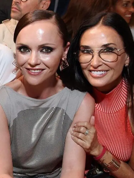 Moore tampil dengan gaya rambut panjang berwarna gelap dengan bagian tengah yang ramping, dan menyelesaikan penampilannya dengan riasan sederhana dan bersinar. [@demimoore]