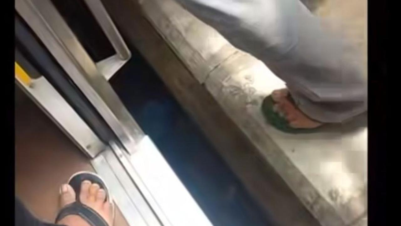 Seorang bocah terjatuh ke dalam sela peron di Stasiun Manggarai. Insiden ini pun sontak membuat semua penumpang panik dan berusaha menolong si anak.<br>
