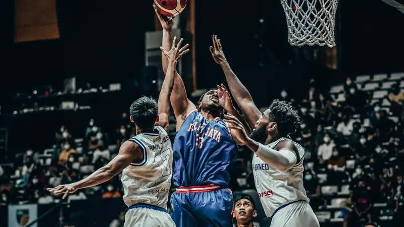 Pemain Pelita Jaya Dior Lowhorn pada hari kedua IBL 2022