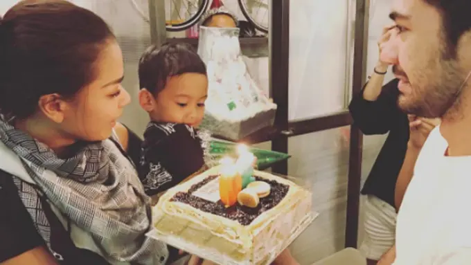 Adinia Wirasti dan Reza Rahadian