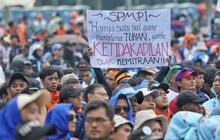 FOTO: Ribuan Pekerja Padati Monas dalam Peringatan Hari Buruh Internasional 2025