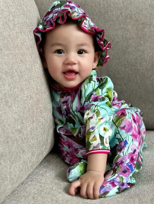 Meskipun masih bayi, Khadeejah sudah pandai bergaya saat difoto.