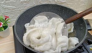 Resep Kerupuk Nasi Sisa (Credit: Youtube/Eliza Perkasa)