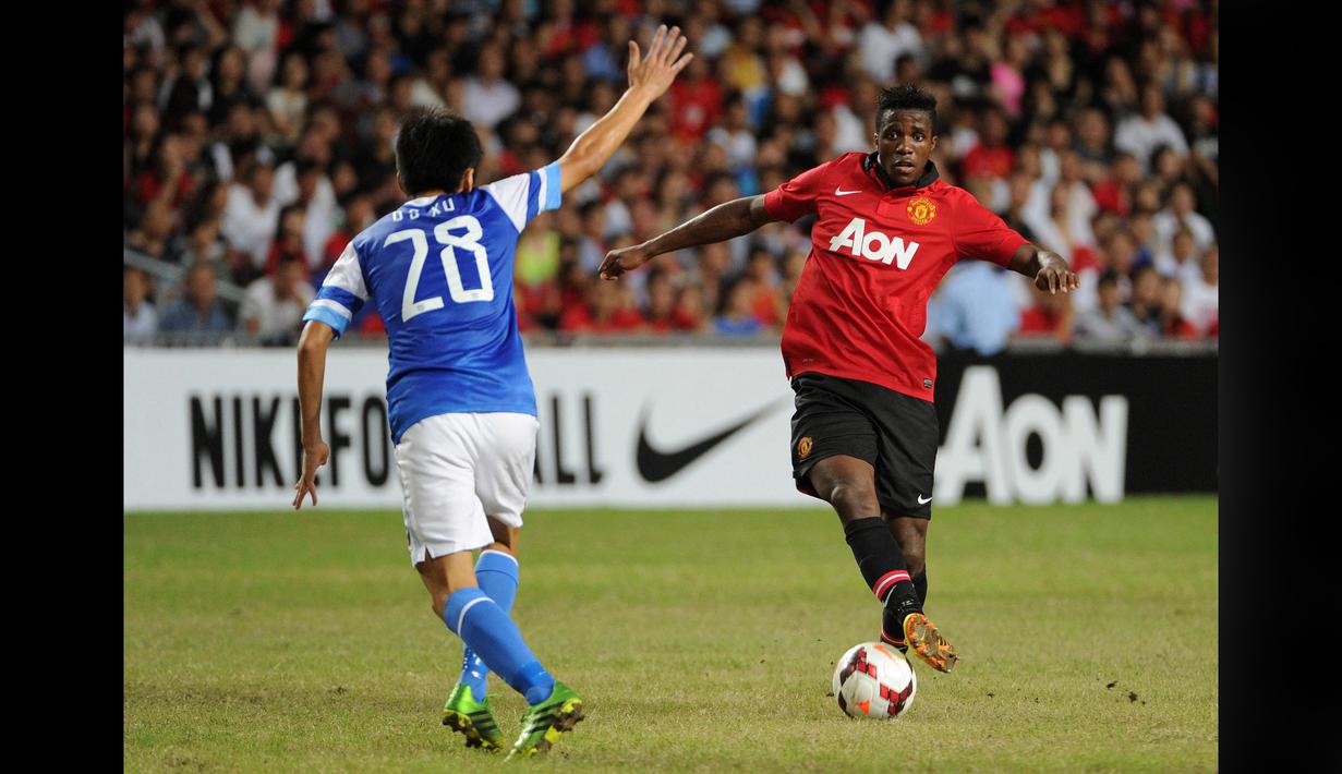 Wilfried Zaha (kanan) bergabung bersama MU pada musim 2012/2013 dari Crystal Palace. Zaha bertahan selama empat musim bersama Manchester United, namun dirinya lebih banyak dipinjamkan ke klub lain. Ia cuma diberikan empat kali pertandingan tanpa kontribusi apapun. Akhirnya Crystal Palace mempermanenkan kembali Zaha hingga hari ini. (AFP/ Dale De La Rey)