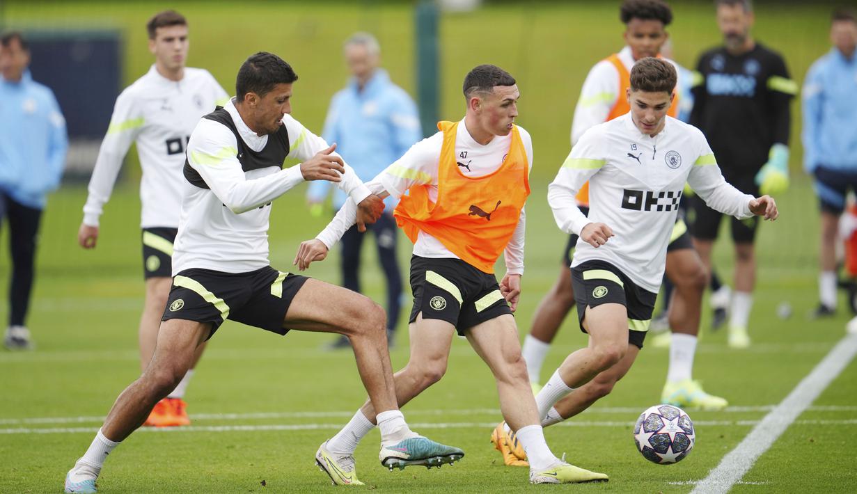 Pemain Manchester City, Phil Foden, mengikuti sesi latihan jelang laga final Liga Champions di Manchester, Selasa (6/6/2023). Manchester City akan berhadapan dengan Inter Milan di Stadion Olimpiade Ataturk, Turki, Minggu (11/6/2023), Pukul 02.00 WIB. (AP Photo/Jon Super)