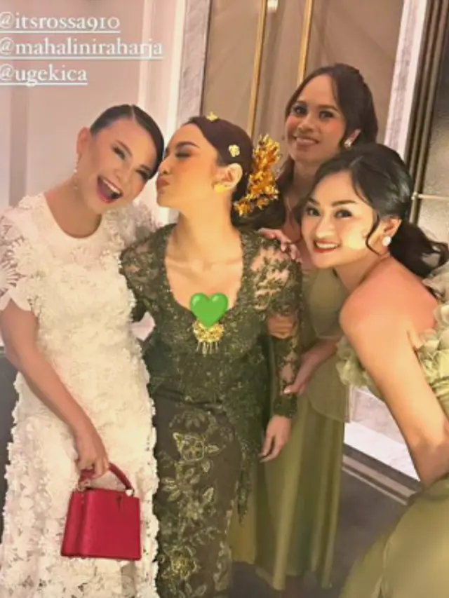 Potret Rossa dan Mahalini Raharha di Acara Tunangan