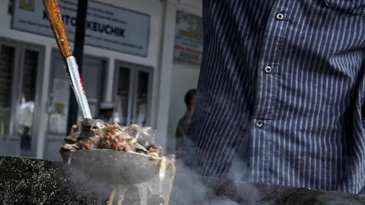 Kuliner tersebut adalah Kuah Beulangong, menu kari daging tradisional khas Banda Aceh.