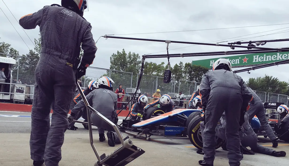 Pebalap Manor Racing asal Indonesia, Rio Haryanto, saat melakukan pit stop F1 GP Kanada di Sirkuit Gilles Villeneuve, Kanada, Senin (13/6/2016) dini hari WIB. (Bola.com/Twitter/Manorracing)