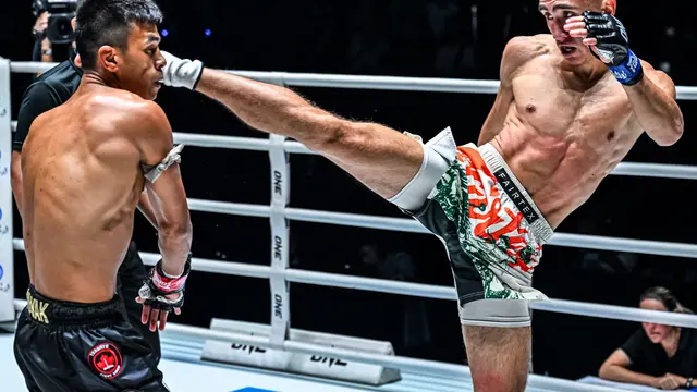 Egor Bikrev (kanan) mendaratkan tendangan tinggi ke arah Panpayak Jitmuangnon