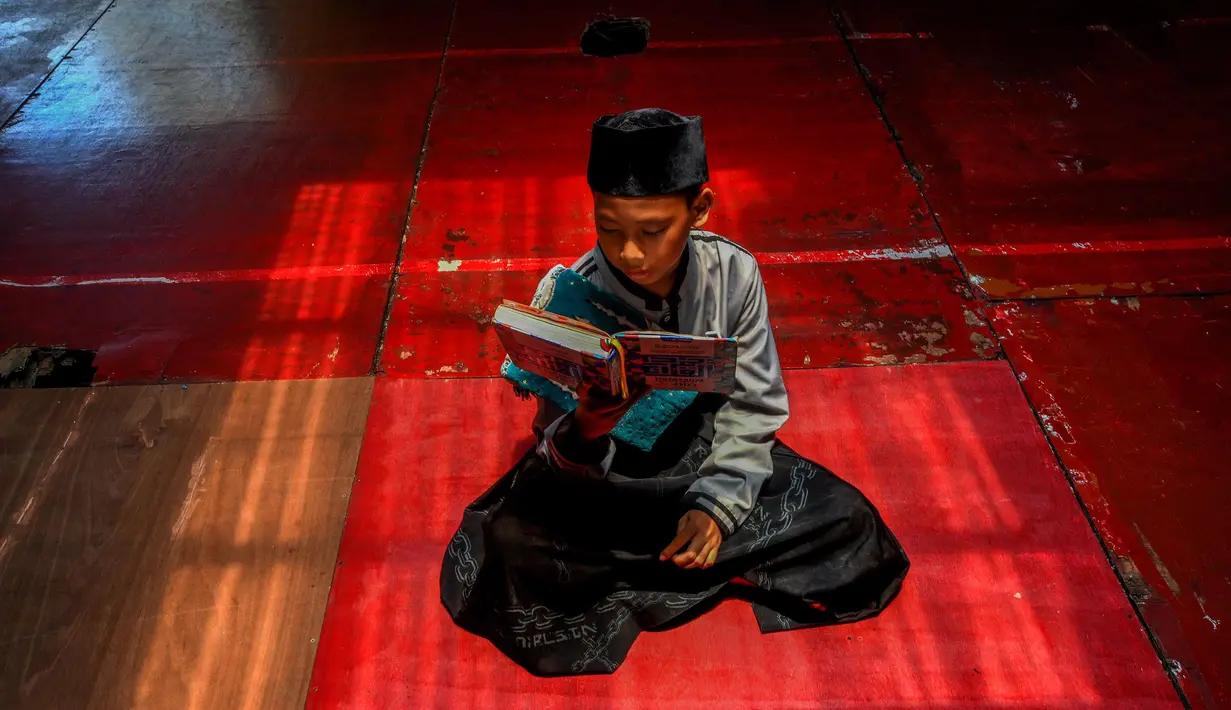 Salah satu santri membaca Al Quran saat tadarus massal di Pondok Pesantren Modern Daarut Tarqiyah Primago, Depok , Jawa Barat, Kamis (6/3/2025). (merdeka.com/Arie Basuki)