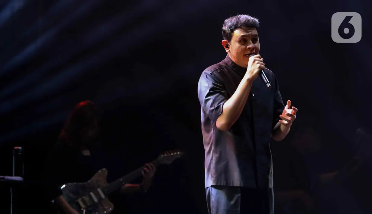 Penyanyi Tulus memeriahkan SoundsFest 2024 hari pertama di Summarecon Mall Bekasi, Sabtu (27/7/2024). (Liputan6.com/Herman Zakharia)