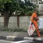 Memasuki hari tenang Pemilihan Umum atau Pemilu 2024, sejumlah pasukan oranye tampak membersihkan deretan poster peserta Pemilu 2024 di sejumlah kawasan di Jakarta. (Liputan6.com/Muhammad Radityo Priyasmoro)