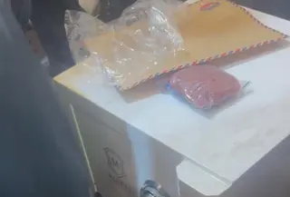 Tim gabungan Kortastipidkor Polri dan Ditreskrimsus Polda Metro Jaya menemukan sebuah brankas berisi uang dalam mata uang asing saat menggeledah Kafe De'Klan pada Rabu (8/7/2026).