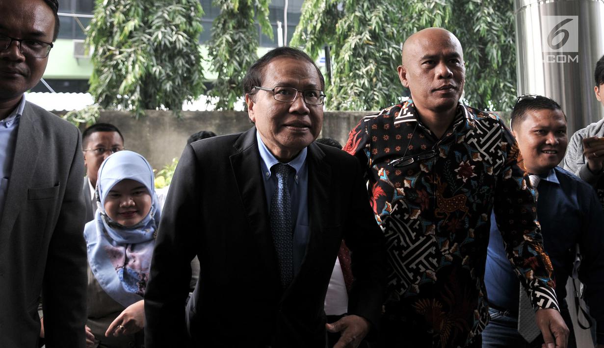 Pakar ekonomi Rizal Ramli menyambangi Bareskrim Polri, Jakarta Pusat,  Selasa (16/10). Didampingi sejumlah kuasa hukum, Rizal Ramli melaporkan Ketua Umum Partai NasDem Surya Paloh terkait dugaan pencemaran nama baik. (Merdeka.com/Iqbal S. Nugroho)