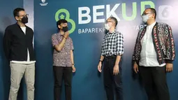 Pengurus Inti Coworking ID & Ketua Pelaksana BEKUP 2021 Tahapan Accelerate Andi Saptari (kiri) berbincang dalam acara Press Kick Off BEKUP 2021 di Jakarta, Selasa (27/04/2021). BEKUP juga hadir dengan BEKUP Mentor Training Program yang menargetkan 100 mentor. (Liputan.com/HO/Ading)