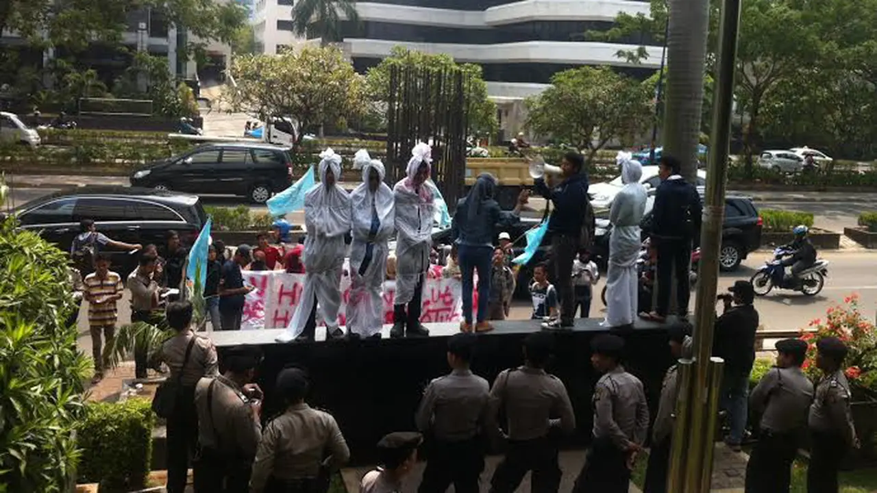 Desak KPK Banding Vonis Ratu Atut, Mahasiswa Banten Bawa 'Pocong'